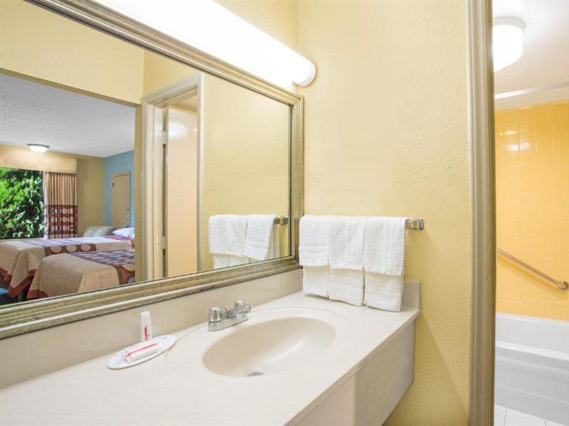 Super 8 By Wyndham Dunn Motel Екстериор снимка