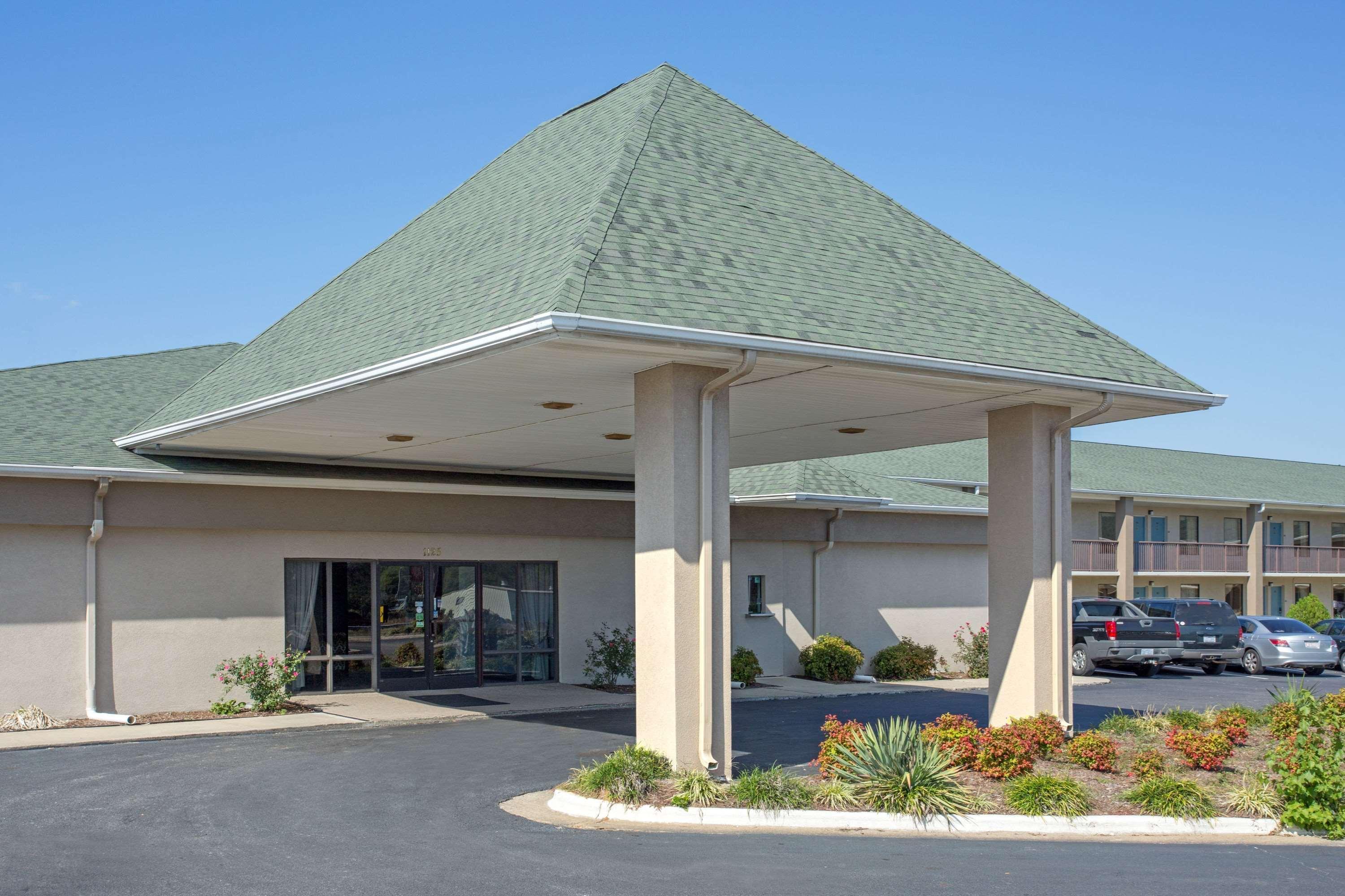 Super 8 By Wyndham Dunn Motel Екстериор снимка
